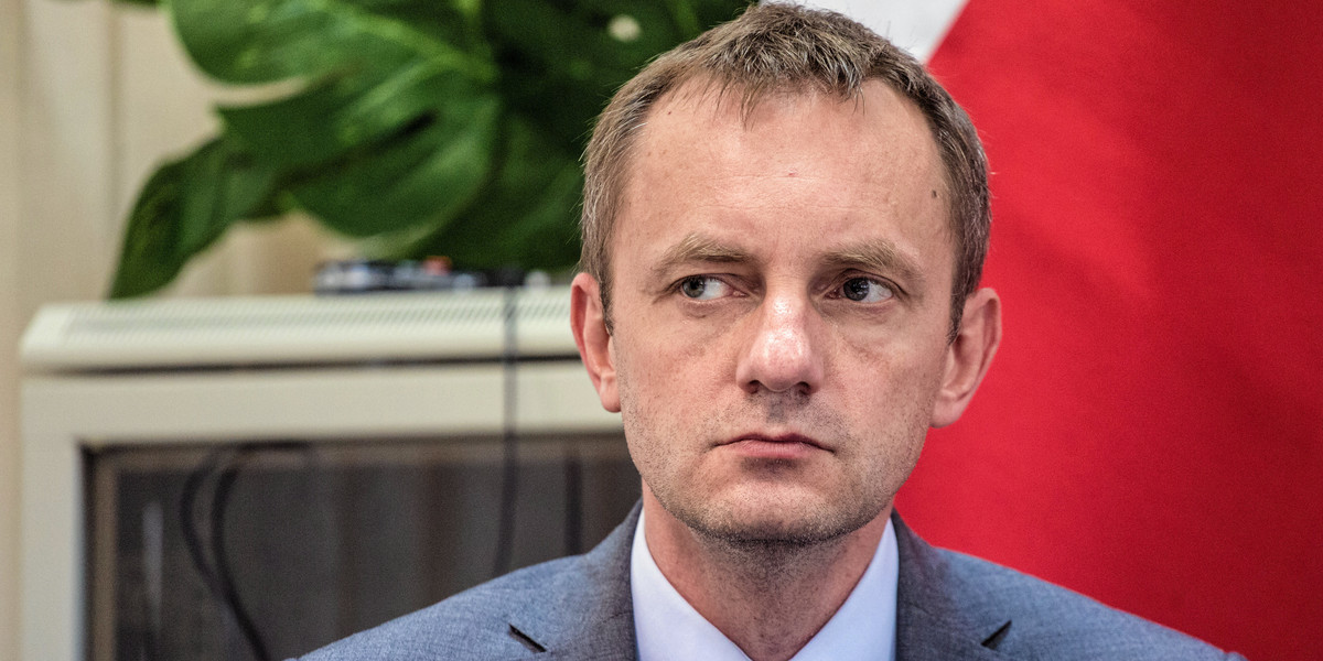 Tomasz Robaczyński z MF był związany od przeszło dwóch dekad. Do 2004 r. pracował w Biurze ds. Dyscypliny Finansów Publicznych, następnie w Departamencie Instytucji Płatniczej, którym kierował od 2007 r. Wiceministrem finansów został w marcu 2018 r.