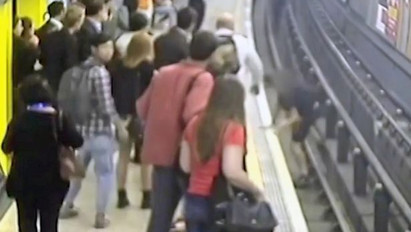 Bosszút akart állni, de rossz embert lökött a metrósínre a dühös drukker - videó