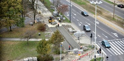 Budują ten sam chodnik, choć robili to przed trzema laty