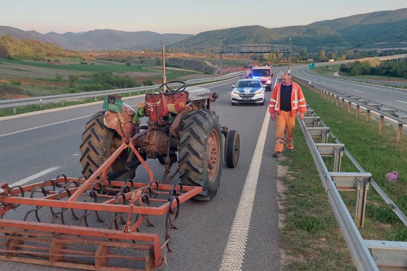 MRTAV PIJAN VOZIO TRAKTOR U KONTRA SMERU NA AUTO-PUTU Na bahatu vožnju reagovao i ministar Vesić: "Ovo se nikada nije dogodilo"