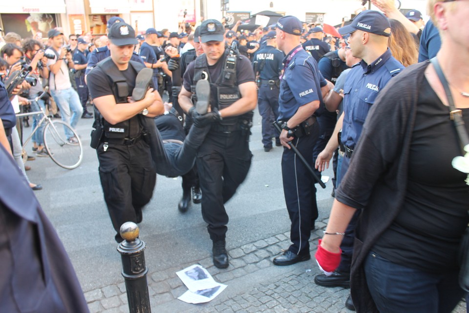 Protest przeciwko marszowi narodowców