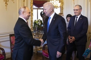 Nerwowy Putin i chłodny Biden, czyli co zdradziła mowa ciała prezydentów