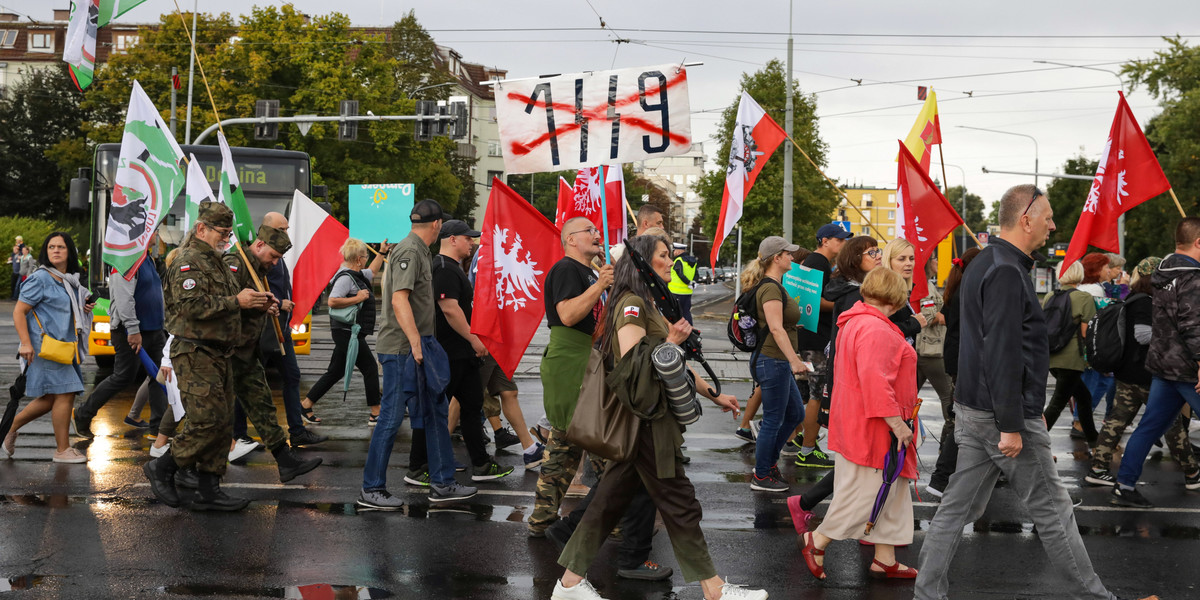 Na zdjęciu protest tzw. antyszczepionkowców w Poznaniu.