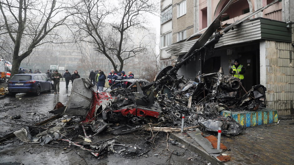 Rozbity śmigłowiec, który spadł na przedszkole w Browarach pod Kijowem