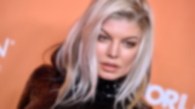 Fergie i jej dziwne pozycje na ściance. Co stało się piosenkarce?