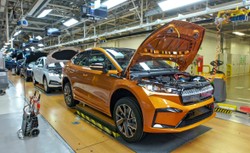 Skoda zwiększy dostępność aut, fabryki podwoją produkcję wiązek elektrycznych