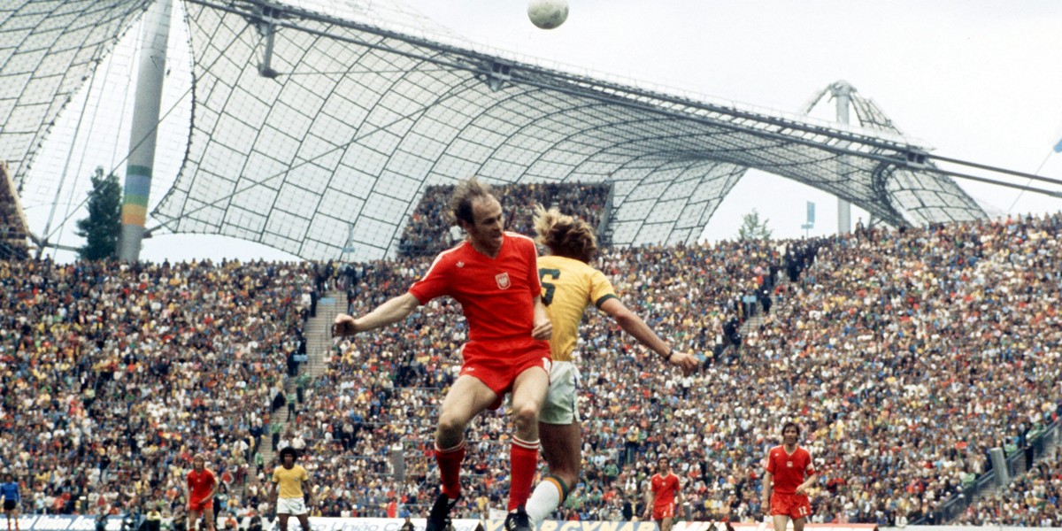 Polska drużyna na mundialu w RFN w 1974 roku zrobiła furorę. W akcji król strzelców tamtego mundialu Grzegorz Lato.