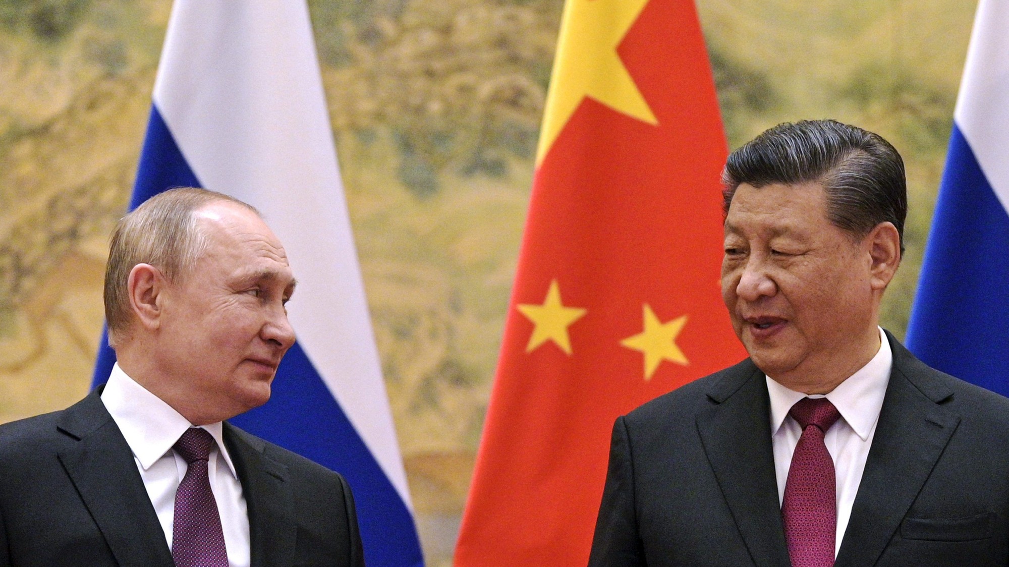 Na archívnej snímke z februára 2022 čínsky prezident Si Ťin-pching a ruský prezident Vladimir Putin.