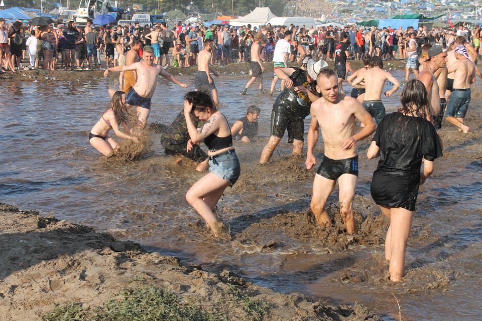 Pol'and'Rock Festival 2018: błotne kąpiele pod "grzybkiem"