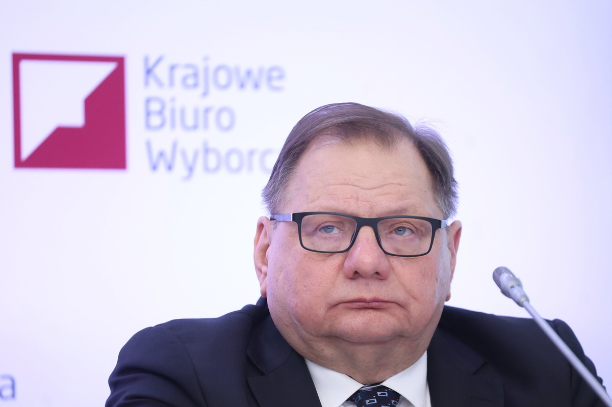 Konflikt interesów Ryszarda Kalisza. Członek PKW broni Michała Dworczyka w aferze mailowej