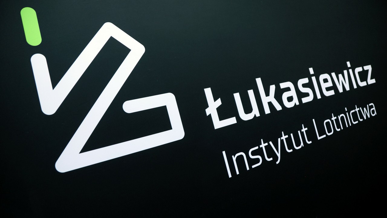 Samochód uderzył w budynek Instytutu Lotnictwa. Trwa akcja służb