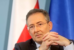 Szef MSW o pseudokibicach: Zdziczała część społeczeństwa