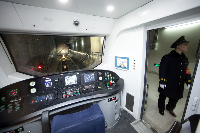 Pracownik chińskiego metra oczekuje na próbną jazdę Linią 15. Fot. Nelson Ching/Bloomberg