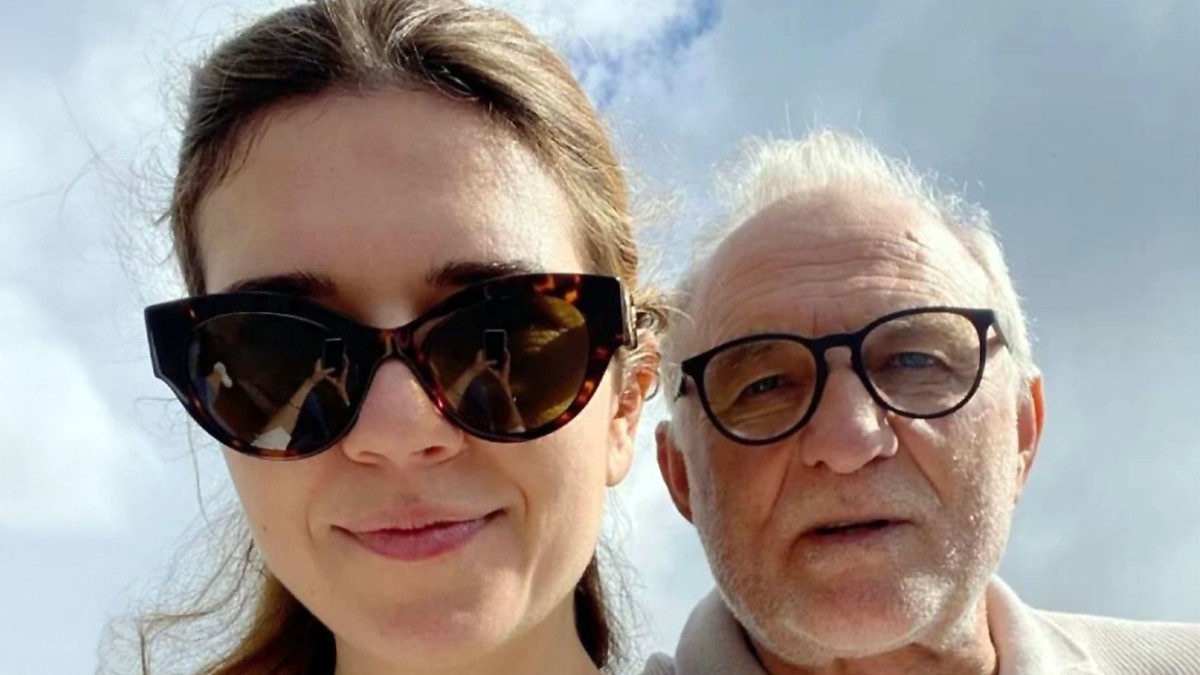 GOLA RAMENA I NE NOSI BRUSTHALTER! Anica Lazić privukla sve poglede u kafiću, a Mirka Vasiljević nije ostala imuna na prizor: Odmah morala da reaguje