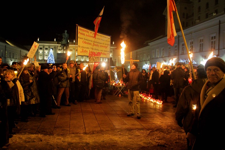 Warszawa, 10.12.2010. W kolejną miesięcznicę katastrofy smoleńskiej ze Starego Miasta pod Pałac Prezydencki przeszedł marsz obrońców krzyża z pochodniami. Na czele marszu szedł Jarosław Kaczyński. Fot. Marek Zieliński/ Newspix.pl