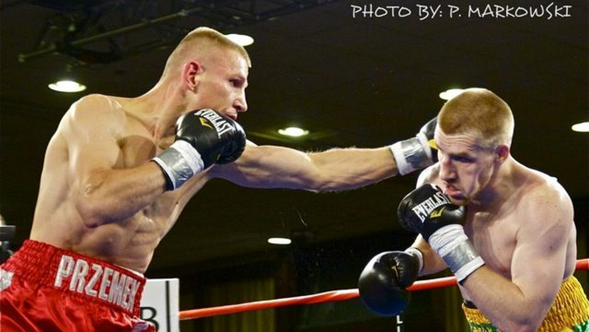 W głównym wydarzeniu bokserskiej gali w Atlantic City Przemek Majewski (19-1, 13 KO) pokonał przez techniczny nokaut Chrisa Fitzpatricka (15-2, 6 KO), zdobywając pas NABF (mistrzostwo Ameryki Północnej federacji WBC) wagi średniej (Fot. P. Markowski).