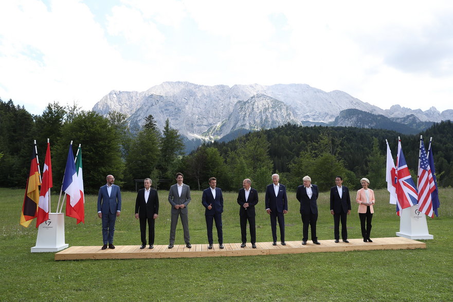 Przewodniczący Rady Europejskiej Charles Michel, Przewodnicząca Komisji Europejskiej Ursula von der Leyen oraz przywódcy państw grupy G7 podczas szczytu tej organizacji w Niemczech, 26 czerwca 2022 r.