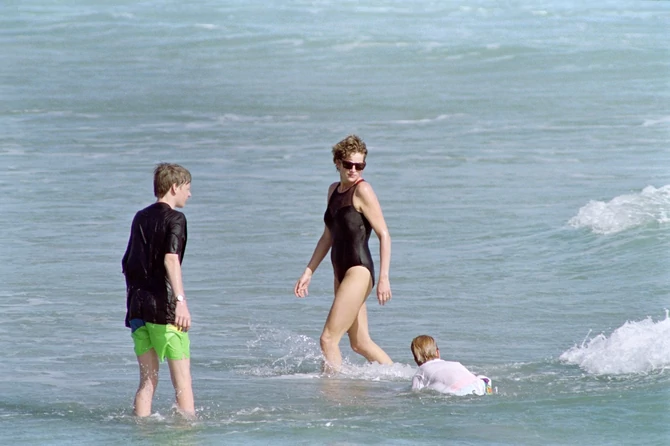 Princeza Dajana sa sinovima 1993. na Karibima foto: Paul J. RICHARDS/AFP