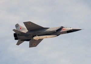 Ilustracija: Ruski lovac MIG-31 nosi Kinžal