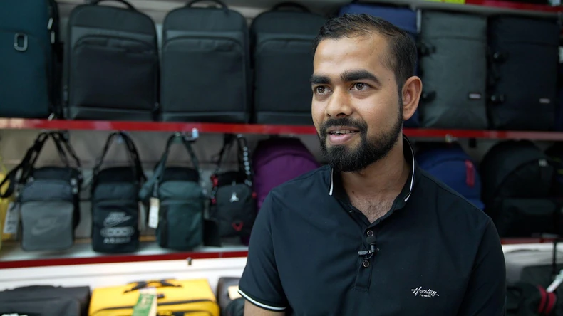 Alamim Muhamed, koji se iz Bangladeša preselio u Rim, rekao je da je često viđao pokojnog papu kako posećuje baziliku u blizini njegove prodavnice | Foto: BBC