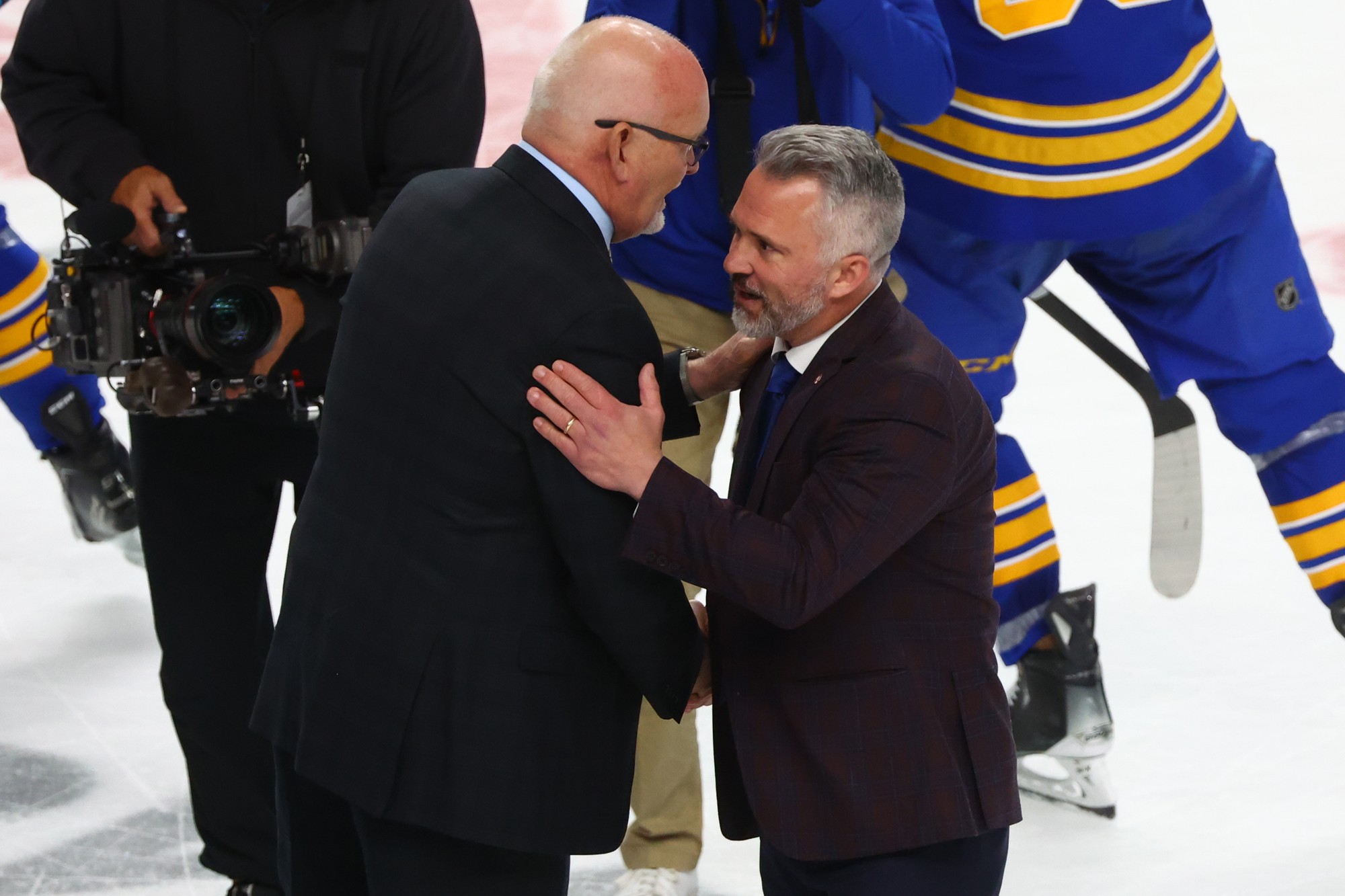 Tréner Buffala Lindy Ruff a Montrealu Martin St. Louis. 