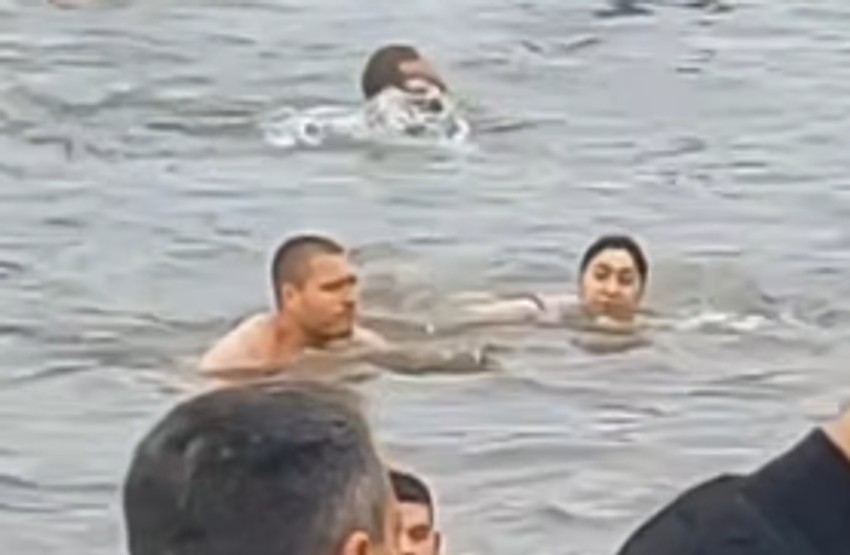 Fitnes liznakinja plivala sa dečkom za Lasni krst