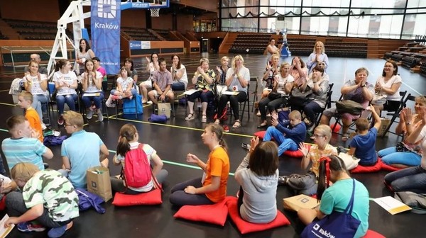 W półkoloniach finansowanych przez miasto mogą uczestniczyć dzieci i młodzież do 24. roku życia ze szkół podstawowych, szkół integracyjnych, ośrodków szkolno-wychowawczych i szkół specjalnych, mieszkające lub uczęszczające do szkoły na terenie Krakowa