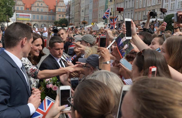 Kate pozdrawia tłum