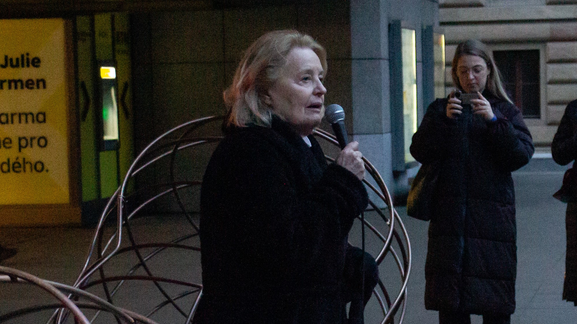 Bývalá slovenská diplomatka, politička a herečka Magda Vášáryová na zhromaždení na Námestí Václava Havla v Prahe, na ktorom si ľudia pripomenuli osem rokov od vraždy slovenského novinára Jána Kuciaka a jeho snúbenice Martiny Kušnírovej.