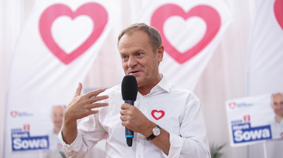 Premier Donald Tusk na wiecu wyborczym w październiku 2023 r.