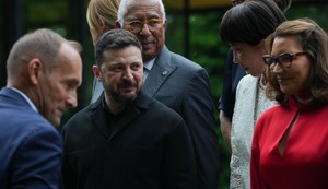 Volodimir Zelenski sa svetskim liderima na samitu G7 u Evijanu 16. juna