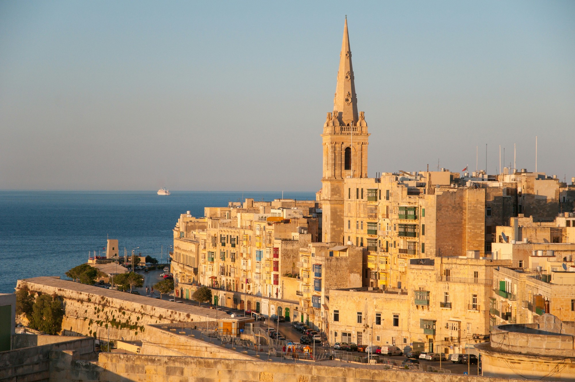 Slnkom zaliate hlavné mesto Malty - Valletta.