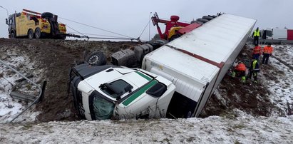 Tir w rowie. Za kierownicą 21-latka. Kierowcy: to ją przerosło