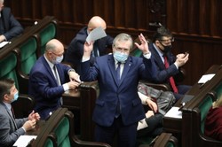 PiS przegrywa dwa głosowania w Sejmie. "Ależ bałagan"