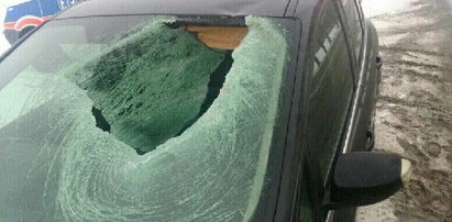 Mońki: bryła lodu wbiła się w samochód
