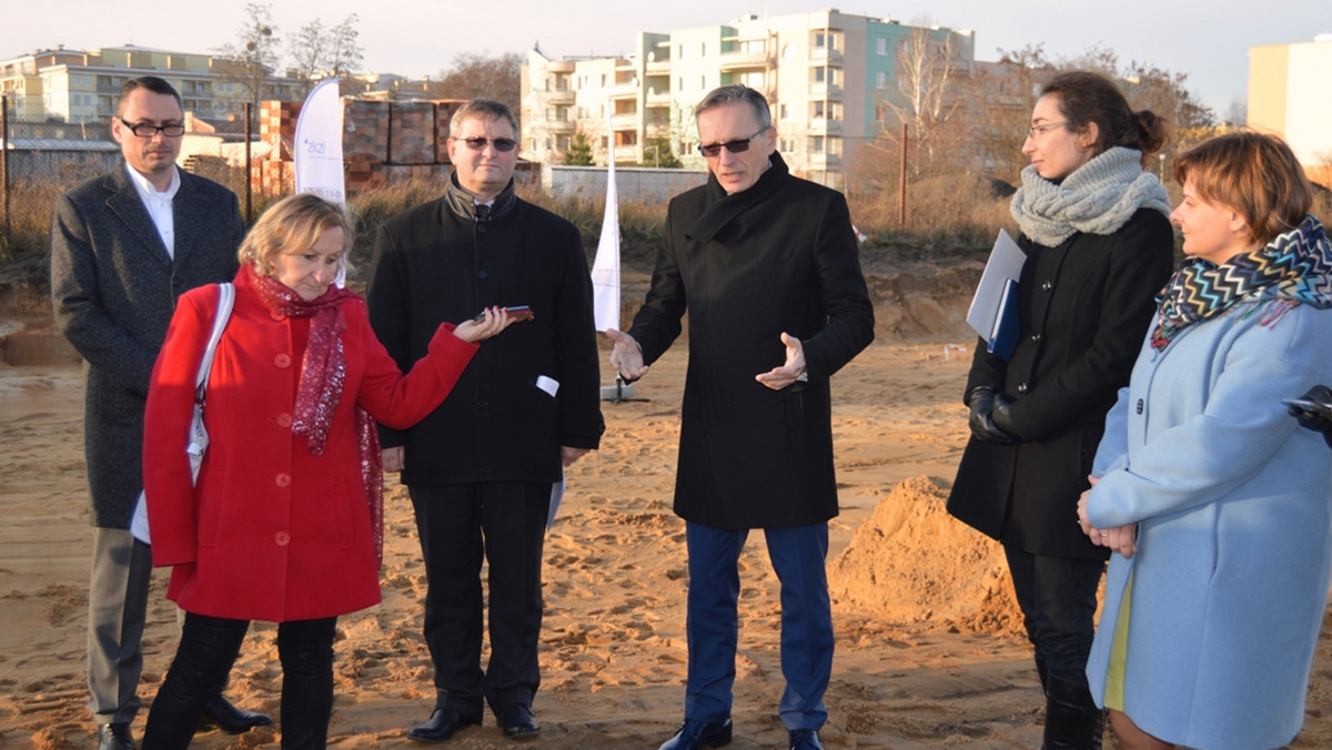 Pezydent Poznania Jacek Jaśkowiak zaczyna spełniać pomału swoje wyborcze obietnice. Przy ul. Rubież na Naramowicach wbita została pierwsza łopata na placu budowy. Za rok powstaną tam dwa bloki, w których zamieszkają 62 rodziny. W przyszłym roku ma ruszyć budowa kolejnych 360 mieszkań.