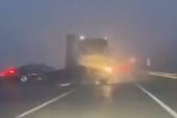(VIDEO) ISPLIVAO JEZIV SNIMAK SUDARA KAMIONA I BMW-A KOD UMKE Vozač automobila vozio AGRESIVNO, navodno se oglasio posle nesreće KRVAV