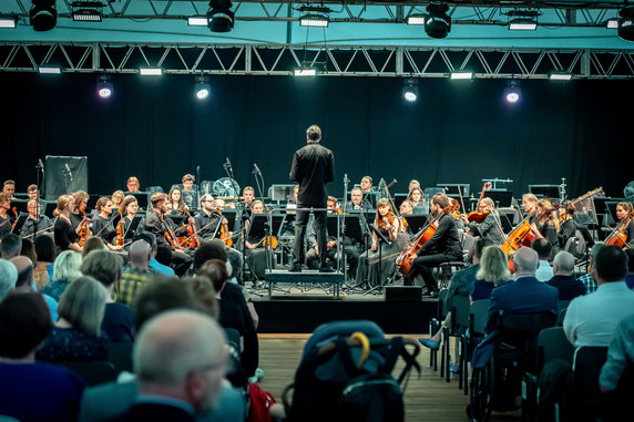 Aleksandar Marković i Sinfonia Varsovia podczas koncertu inauguracyjnego festiwalu (7 czerwca)