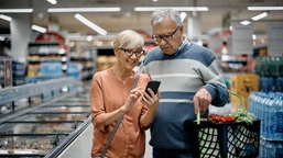 tańsze zakupy dla seniorów. lidl, carrefour, auchan, kaufland i inne markety oferują zniżki, o których mało kto wie