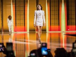 54-letnia Carla Bruni znowu na wybiegu - dała radę? FOTO