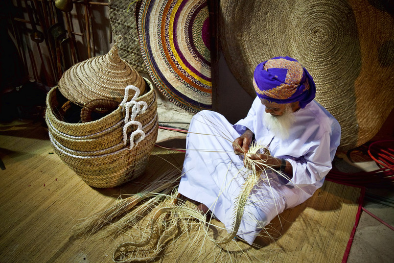 W Omanie zapach żywicy unosi się wszędzie tam, gdzie są ludzie. Mieszkańcy tego islamskiego kraju okadzają restauracje, sklepy, hotele, urzędy i domy. Nawet swoje białe stroje Arabowie rozwieszają nad kadzielnicą