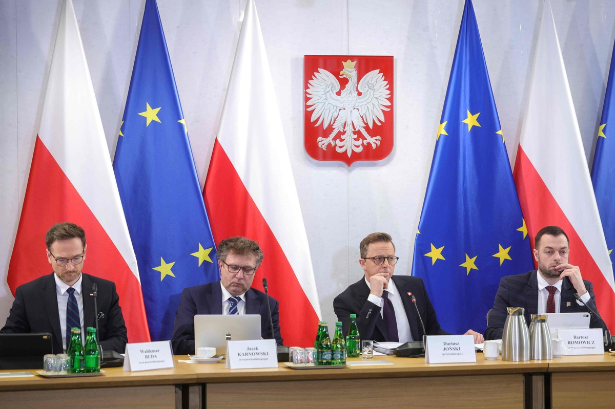 Warszawa, 04.03.2024. Przewodniczący komisji, poseł KO Dariusz Joński (2P) oraz jego zastępcy: poseł KO Jacek Karnowski (2L), poseł PiS Waldemar Buda (L) i poseł Trzeciej Drogi Bartosz Romowicz (P) podczas posiedzenia sejmowej komisji śledczej.