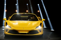 Sprzedaż samochodów pikuje. Tylko najnowsze Ferrari "entuzjastycznie przyjęte przez rynek"