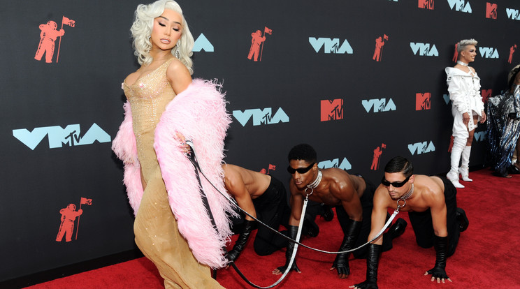 Nikita Dragun 3 férfit húz maga után kiegészítőként az MTV VMA díjátadón / Fotó: MTI EPA/DJ JOHNSON 