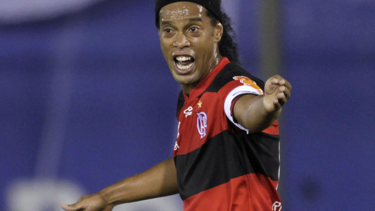 Ronaldinho, były piłkarz FC Barcelona i AC Milan, najlepsza lata ma już za sobą. Brazylijczyk potwierdził to w ostatnim spotkaniu Flamengo Rio de Janeiro, w którym miał idealną sytuację na zdobycie bramki. Jak się jednak okazało, piłkarz... fatalnie przestrzelił.