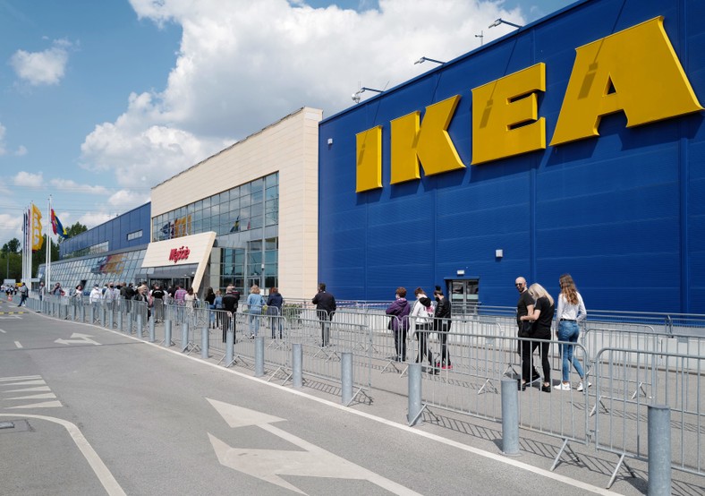 Katowice, kolejka przed sklepem IKEA