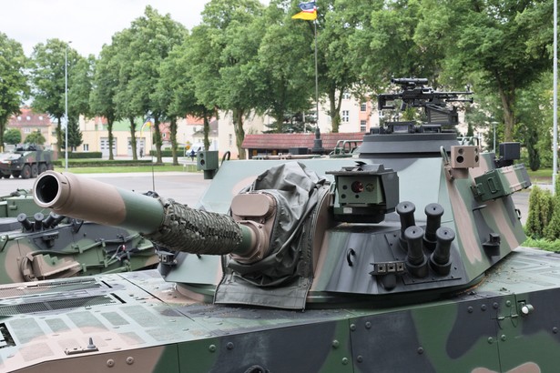 W ramach umowy przewidziano dostawę ośmiu modułów ogniowych "Rak". "Na każdy z ośmiu modułów składa się: osiem sztuk moździerza samobieżnego 120 mm 'Rak', dwie sztuki artyleryjskiego wozu dowodzenia dowódcy kompanii, dwie sztuki artyleryjskiego wozu dowodzenia dowódcy plutonu ogniowego, dwie sztuki artyleryjskiego wozu rozpoznania, trzy sztuki artyleryjskiego wozu amunicyjnego" – czytamy w komunikacie. (mr) PAP/Lech Muszyński