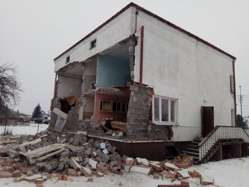 Dramat w Olszewnicy Nowej. Wybuch zniszczył budynek. Jedna osoba ranna