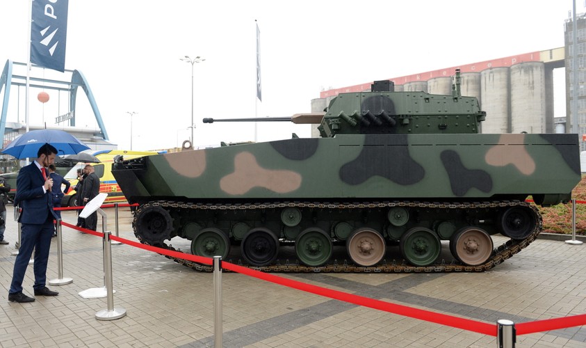 Kielce XXV Międzynarodowy Salon Przemysłu Obronnego - 
Naukowcy, dyplomaci i przedstawiciele firm zbrojeniowych będą też uczestniczyli w kilkudziesięciu konferencjach poświęconych obronności, które są organizowane w ramach targów.
<br><br><b>Na zdjęciu: </b>Nowy bojowy pływający wóz piechoty Borsuk   <br><br>
ban/ brw/ pru/<br>
fot. (cat/nlat) PAP/Piotr Polak