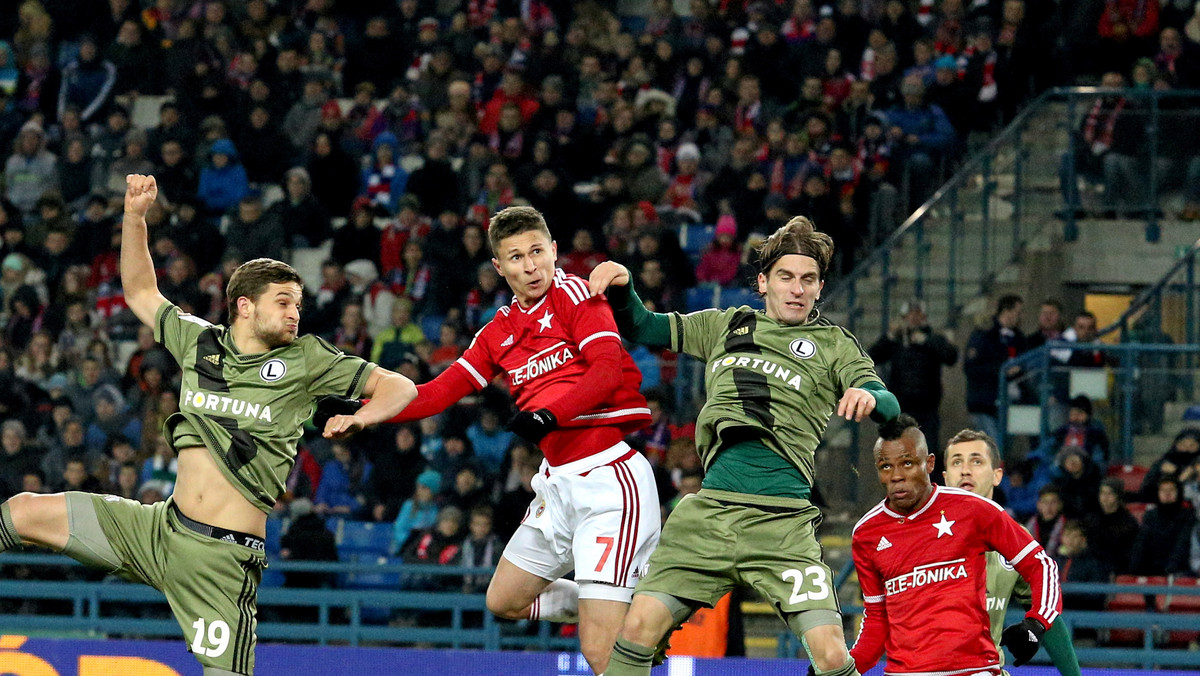 To była Ekstraklasa w swojej gorszej odsłonie. Po bezbarwnym meczu Legia Warszawa wygrała na wyjeździe 2:0 (0:0) z Wisłą Kraków w 19. kolejce Ekstraklasy. Mecz był zapowiadany jako ligowy klasyk, który elektryzuje kibiców w całej Polsce. Niestety poziom widowiska nie zachwycił, a piłkarze zafundowali fanom festiwal strat, fauli i strzałów na wysokość piątego piętra. Przez 86 minut lepsze wrażenie sprawiała Wisła, ale późne gole Nemanji Nikolica i Aleksandara Prijovica dały trzy punkty wicemistrzom Polski.